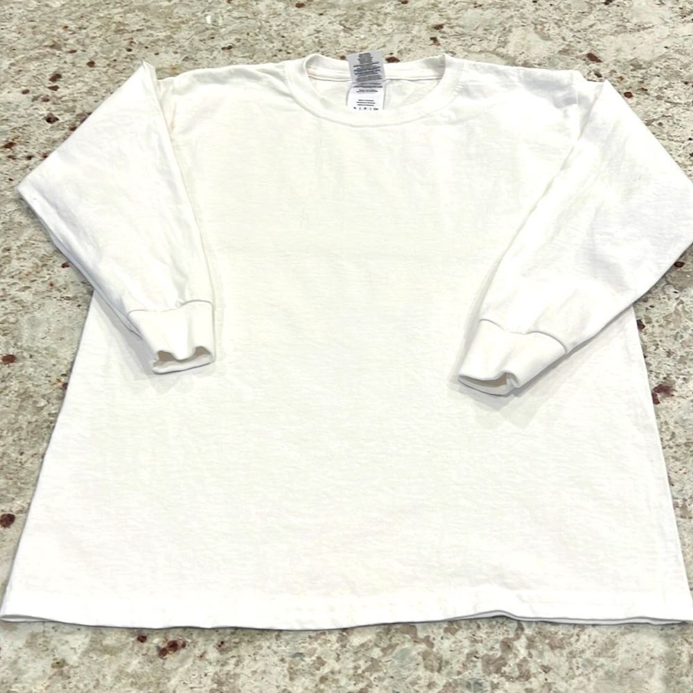 GILDAN BOYS LONG SLEEVED TEE. SIZE S